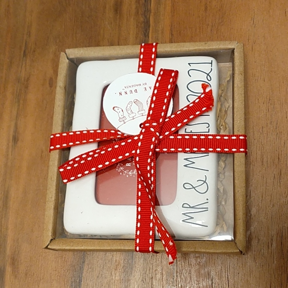 NWT//Rae Dunn Christmas photoframe ornamentt